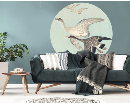 Dekoratívna obývacia izba s nástennou maľbou s motívom vtáka, pohovkou a odkladacím stolíkom