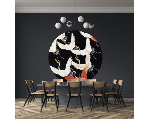 Jedáleň s jedálenským stolom, stoličkami a okrúhlou nástennou dekoráciou s motívom žeriavov