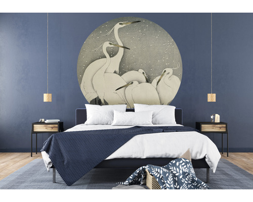 Spálňa s manželskou posteľou, nočnými stolíkmi a nástennou maľbou s motívmi volavky