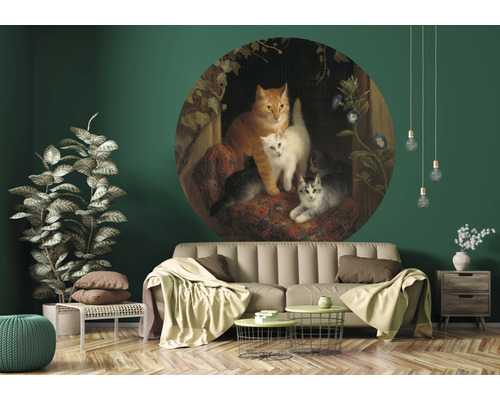 Obývacia izba s pohovkou a okrúhlou nástennou dekoráciou s motívom mačiek