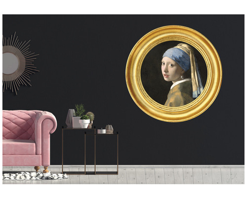 Maľba so zlatým rámom zobrazujúca dievča s perlou, súčasť dekorácie izby