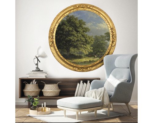 Obývacia izba s kreslom a okrúhlym rámovaným obrazom krajiny na stene