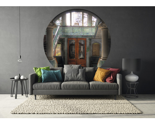 Obývacia izba s pohovkou, kobercom a nástennou maľbou s výhľadom na budovu