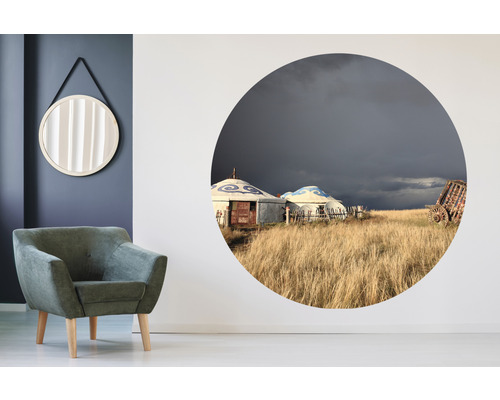 Dekoratívna nástenná maľba s jurtou v trávnatej krajine