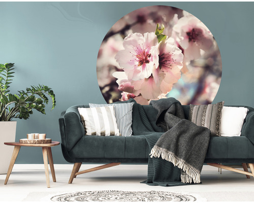 Obývacia izba s pohovkou, vankúšmi, prikrývkami, stolom, rastlinou a nálepkou na stenu s kvetinovým motívom