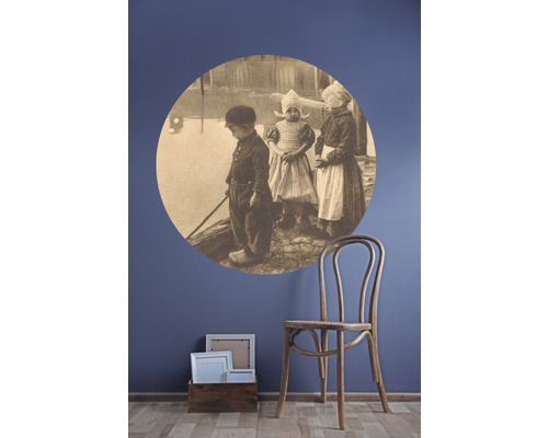 Izbová dekorácia s nástennou nálepkou, drevenou stoličkou a fotorámikmi