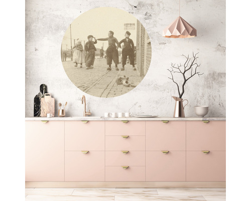 Dekoratívna stena s historickou fotografiou v kuchyni.