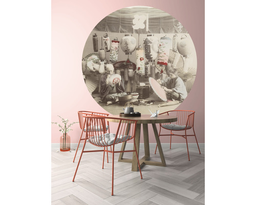 Scéna s okrúhlym jedálenským stolom, stoličkami a nástennou maľbou s motívom japonskej lucerny.