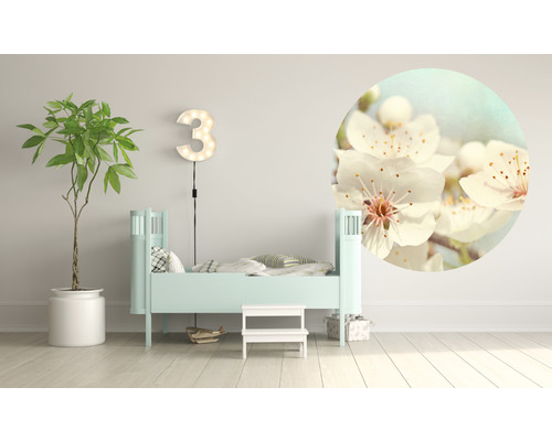 Svetlá izba s posteľou, izbovou rastlinou, lampou s číslom tri a kvetinovým vzorom na stene