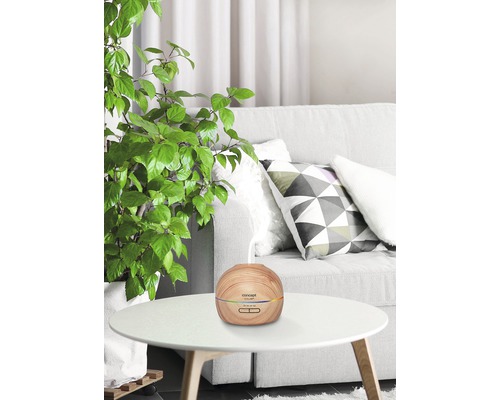 Aroma difuzér na stole v obývacej izbe.