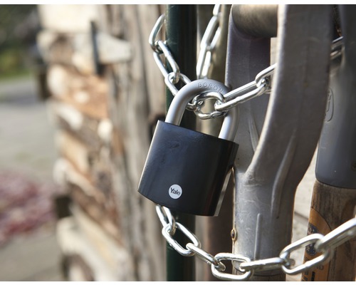 Visiaci zámok s reťazou a nástrojom