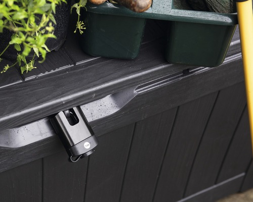 Fotografia záhradného boxu s digitálnym zámkom a rastlinami na ňom