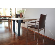 Jedálenský stôl so stoličkami v jedálni