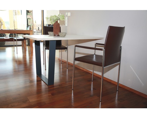 Jedálenský stôl so stoličkami v jedálni