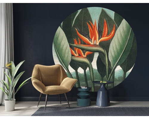 Obývacia izba s kreslom, príručnými stolíkmi a nástennou maľbou s kvetmi strelície