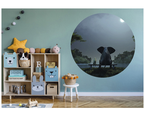 Detská izba s nálepkou na stenu, regálom a hračkami