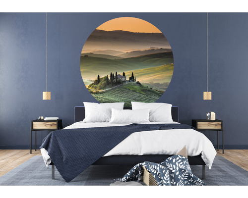 Spálňa s nástennou maľbou, posteľou a nočnými stolíkmi