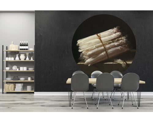 Obývacia izba s regálom, jedálenským stolom a nástennou maľbou špargle