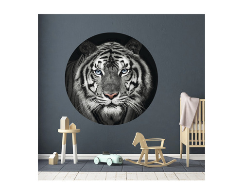 Detská izba s nástennou samolepkou s tigrou hlavou.