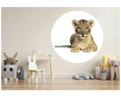 Detská izba s detským nábytkom a nálepkou na stenu levíča