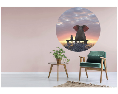 Obývacia izba s nástennou nálepkou, kreslom a konferenčným stolíkom