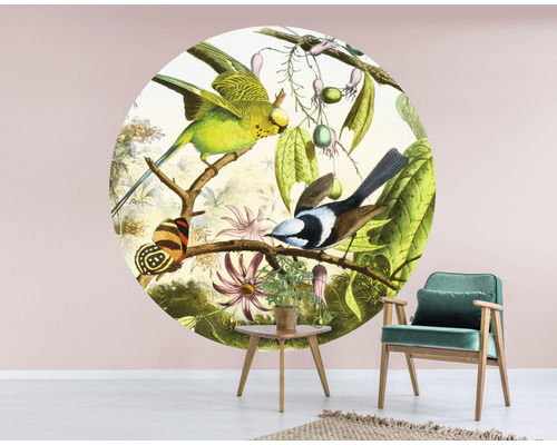Izba s nástennou nálepkou s motívom vtáka, stolom a kreslom
