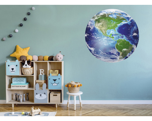 Detská izba s nástennou nálepkou Zeme, regálom a hračkami