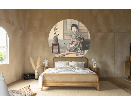 Spálňa s drevenou posteľou a okrúhlou nástennou dekoráciou s japonským motívom