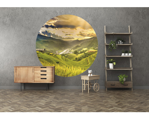 Dekoratívna nástenná maľba s ryžovými terasami v obývacej izbe