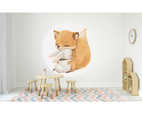 Detská izba s nálepkou na stenu líšky, stolom a stoličkami.