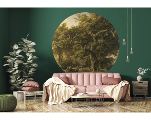 Obývacia izba s nástennou maľbou lesa nad pohovkou
