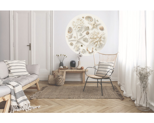 Obývacia izba s pohovkou, stoličkou, kobercom a nástennou dekoráciou s mušľami a hviezdicami