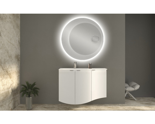 Kúpeľňa s umývadlovou skrinkou a osvetleným zrkadlom