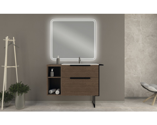 Moderná kúpeľňa s osvetleným zrkadlom, skrinkou pod umývadlo, držiakom na uteráky a stoličkou