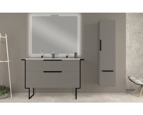 Kúpeľňa s umývadlovou skrinkou, osvetleným zrkadlom a vysokou skriňou