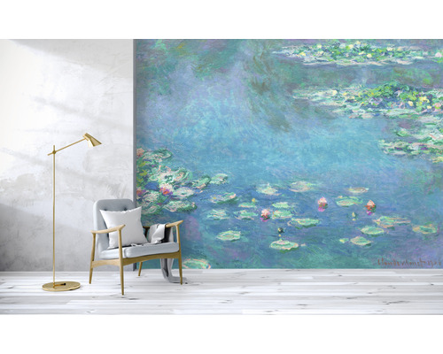 Obývacia izba s tapetou s motívom jazierka s lekknami, stojacou lampou a kreslom