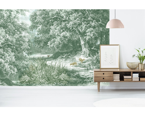 Obývacia izba s tapetou lesa, komodou a dekoráciou