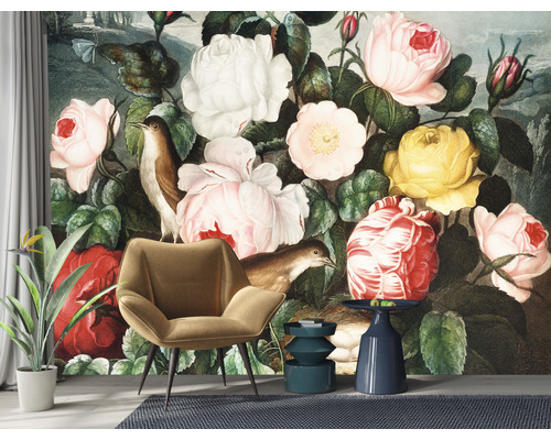 Nástenná maľba s kvetmi a vtákmi v obývacej izbe s kreslom