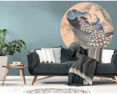 Obývacia izba s pohovkou a nálepkou na stenu s motívom pávov