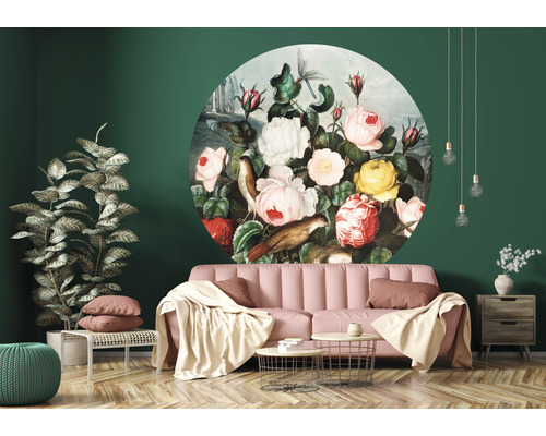 Obývacia izba s nástennou maľbou s kvetinovým motívom, pohovkou a dekoráciami