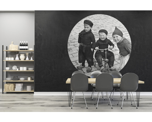 Obývacia izba s regálmi, jedálenským stolom a nástennou tapetou s čiernobielou fotografiou detí