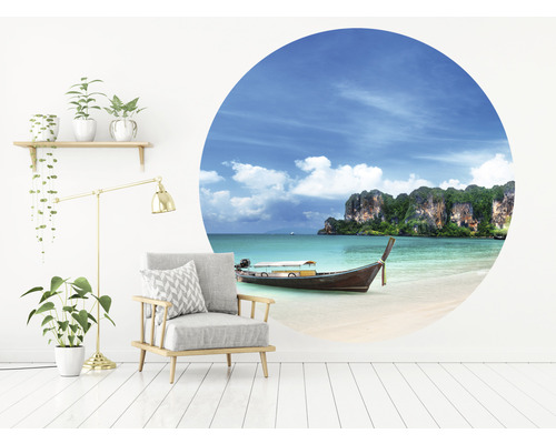 Obývacia izba s nástennou dekoráciou s plážovým motívom, kreslom a izbovými rastlinami