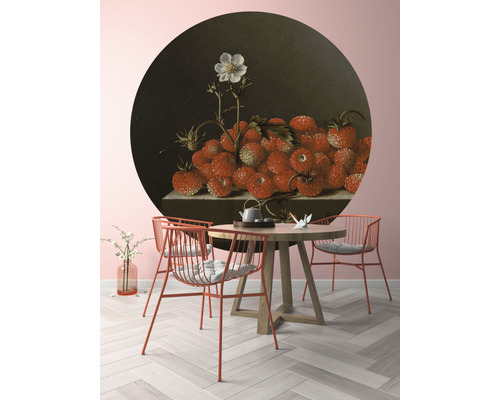 Obývacia izba s okrúhlou nástennou maľbou jahôd nad jedálenským stolom so stoličkami
