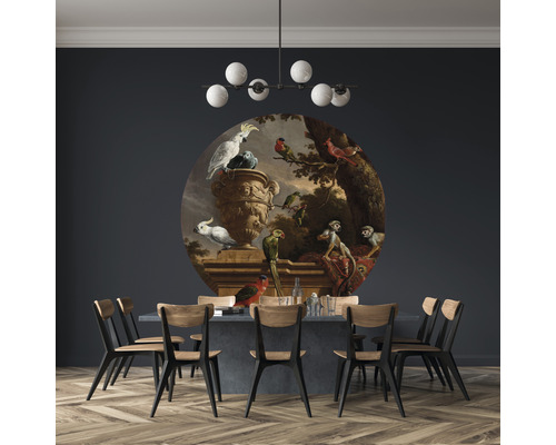 Jedáleň s nástennou maľbou v klasickom štýle s vtákmi a opicami