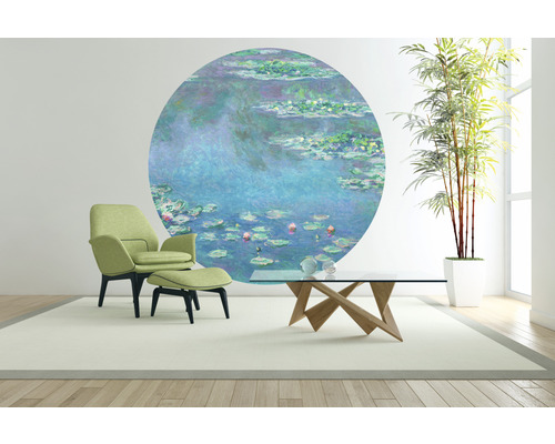 Obývacia izba s kreslami, konferenčným stolíkom, izbovou rastlinou a nástennou maľbou