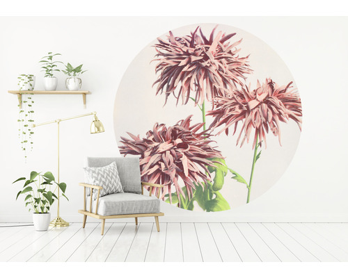 Dekoratívna obývacia izba s kreslom, stojacou lampou a nástennou maľbou s kvetinovým motívom