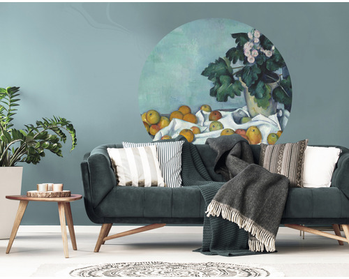 Obývacia izba s pohovkou a nástennou maľbou s motívom zátišia