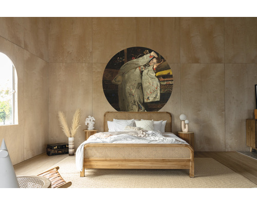 Spálňa s drevenou posteľou, nástennou maľbou a svetlým kobercom