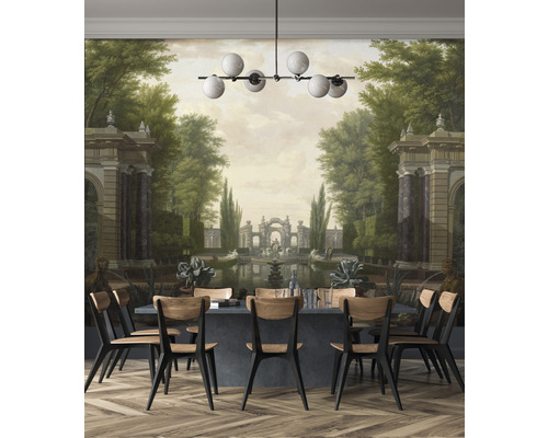 Jedáleň s veľkým jedálenským stolom, drevenými stoličkami a fototapetou s motívom záhrady