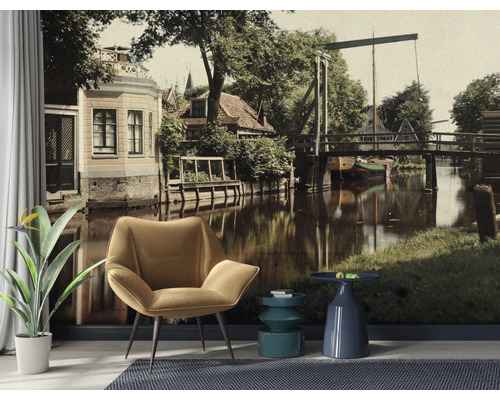 Fototapeta zobrazujúca vidiecku scénu s mostom cez kanál a domy